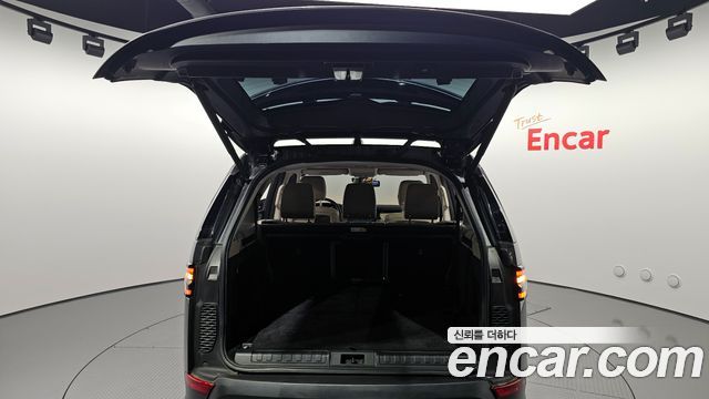 Land Rover Discovery 2018 — photo 20