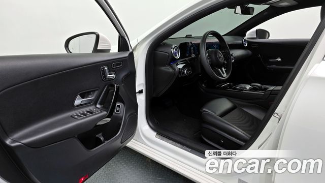 Mercedes-Benz A-Class 2020 — photo 11