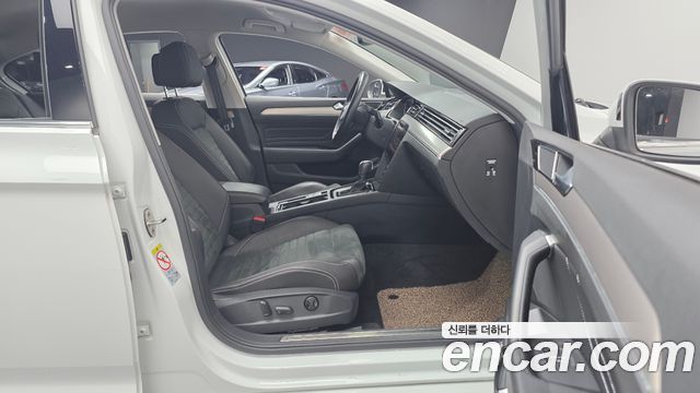 Volkswagen Passat 2022 — photo 10