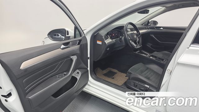 Volkswagen Passat 2022 — photo 11