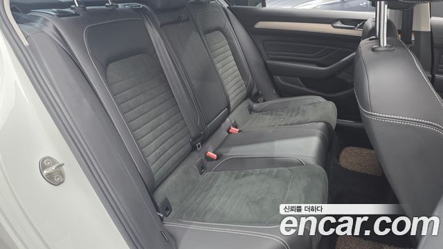 Volkswagen Passat 2022 — photo 12