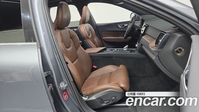 Volvo XC60 2021 — photo 11