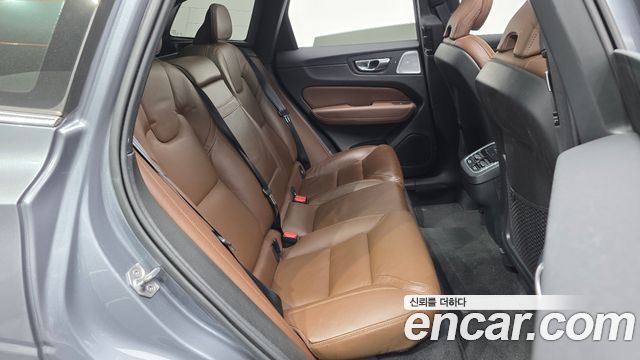 Volvo XC60 2021 — photo 12