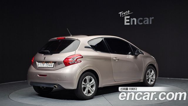 Peugeot 208 2013 — photo 2