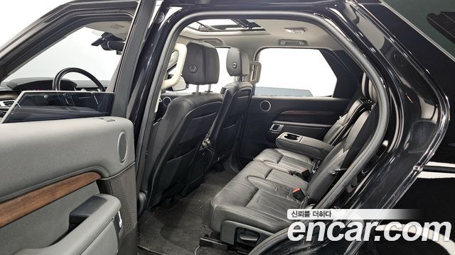 Land Rover Discovery 2018 — photo 11