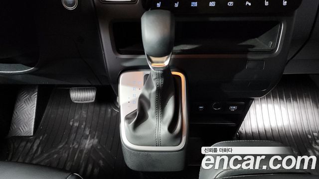 Hyundai Staria 2025 — photo 9