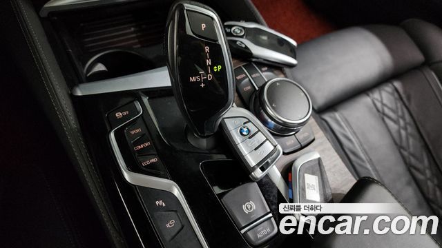 BMW 5-Series 2017 — photo 9