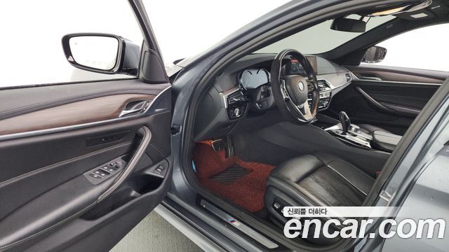 BMW 5-Series 2017 — photo 10