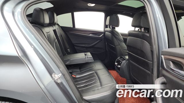 BMW 5-Series 2017 — photo 12