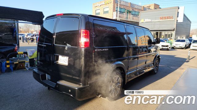 Chevrolet Express Van 2024 — photo 2