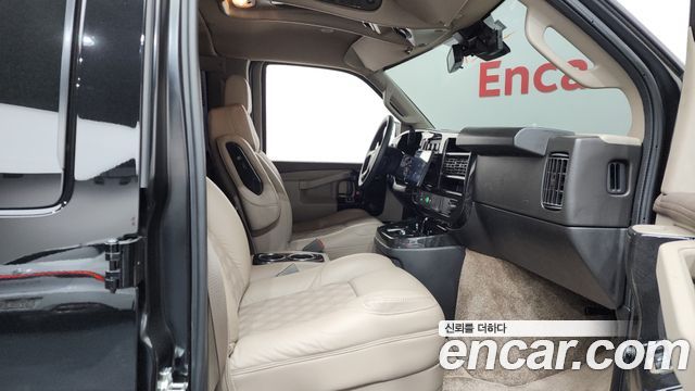 Chevrolet Express Van 2024 — photo 11