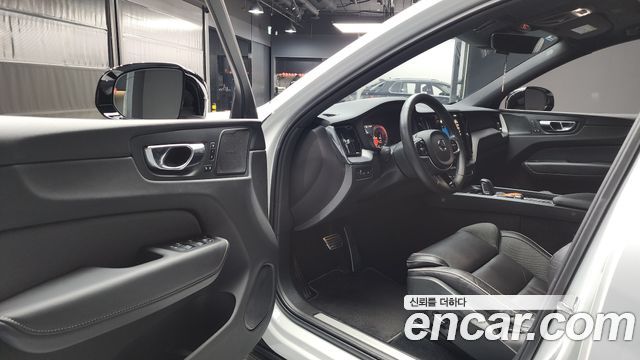 Volvo XC60 2021 — photo 10