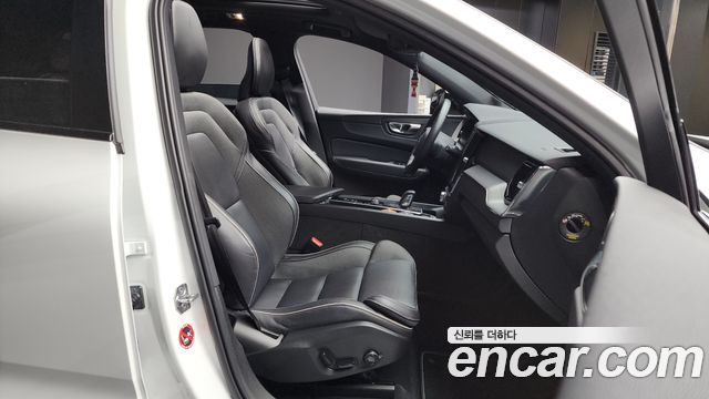 Volvo XC60 2021 — photo 11