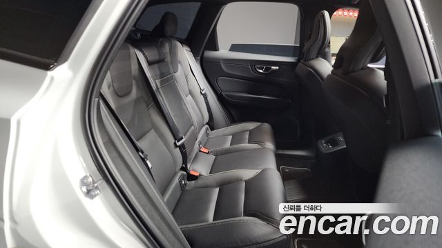 Volvo XC60 2021 — photo 12