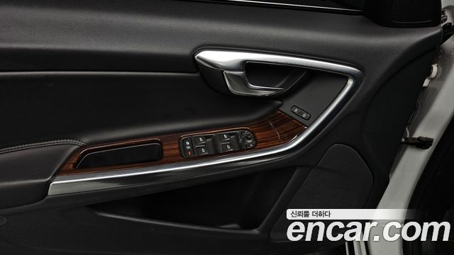Volvo S60 2017 — photo 18