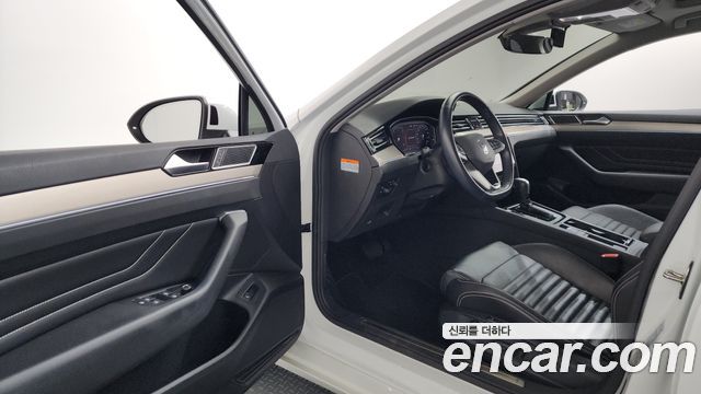 Volkswagen Passat 2021 — photo 10