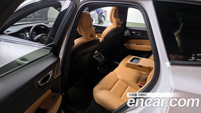 Volvo XC60 2020 — photo 11