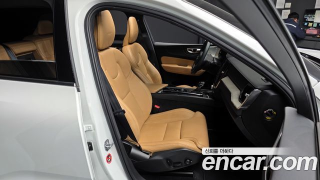 Volvo XC60 2020 — photo 12