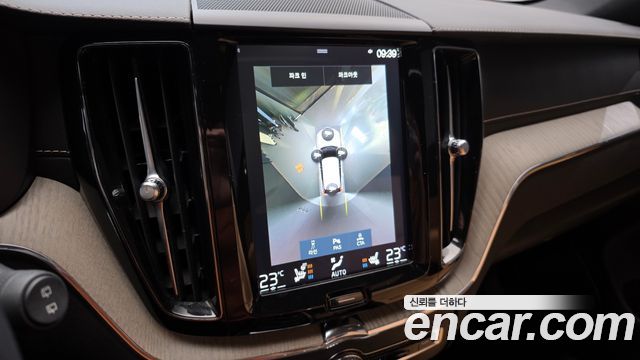 Volvo XC60 2020 — photo 16