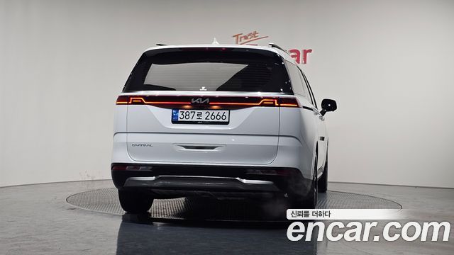 Kia Canival 2023 — photo 4