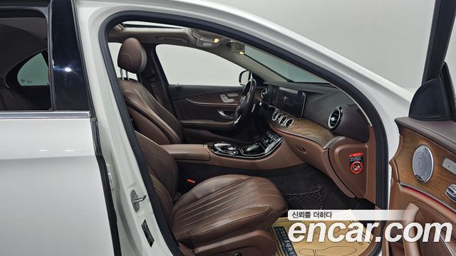 Mercedes-Benz E-Class 2018 — photo 10