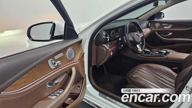 Mercedes-Benz E-Class 2018 — photo 11