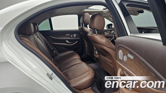 Mercedes-Benz E-Class 2018 — photo 12