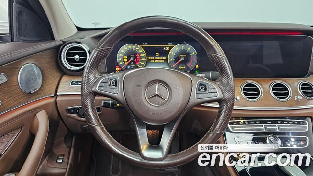 Mercedes-Benz E-Class 2018 — photo 14