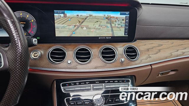 Mercedes-Benz E-Class 2018 — photo 15