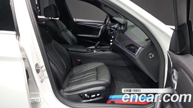 BMW 5-Series 2022 — photo 10