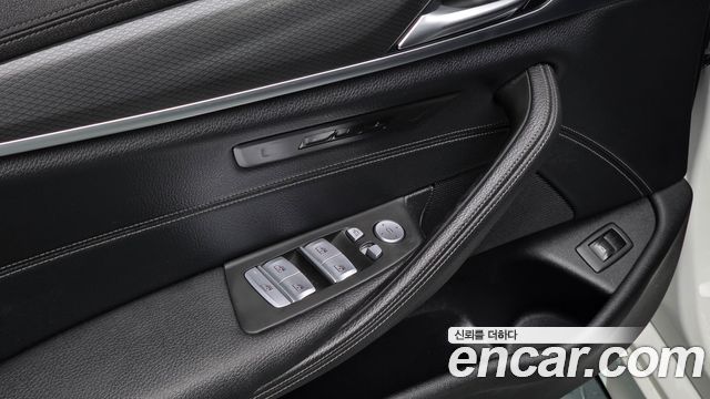BMW 5-Series 2022 — photo 17