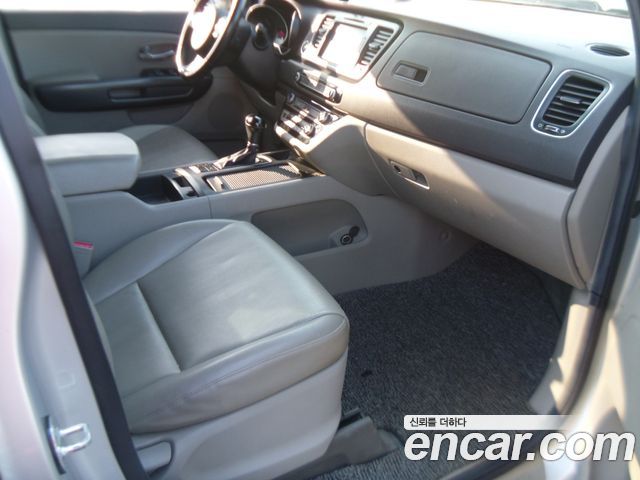 Kia Canival 2015 — photo 16