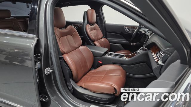 Lincoln Continental 2018 — photo 10