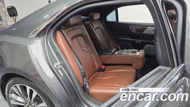 Lincoln Continental 2018 — photo 12