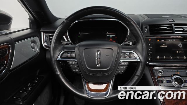 Lincoln Continental 2018 — photo 13