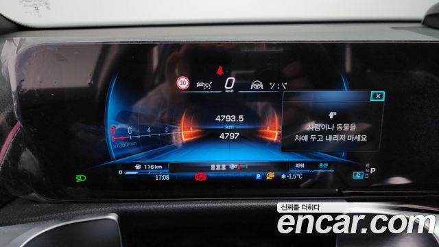 Mercedes-Benz GLB-Class 2025 — photo 8