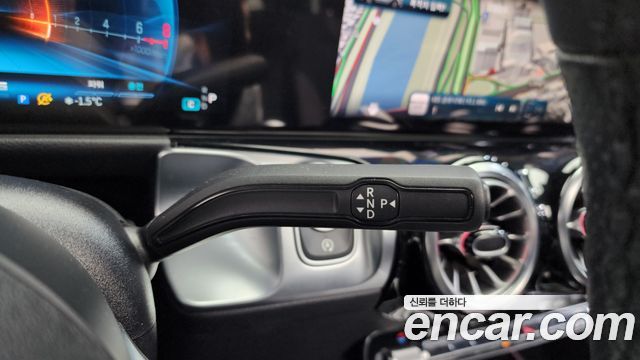 Mercedes-Benz GLB-Class 2025 — photo 9