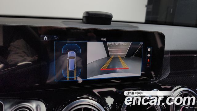 Mercedes-Benz GLB-Class 2025 — photo 16