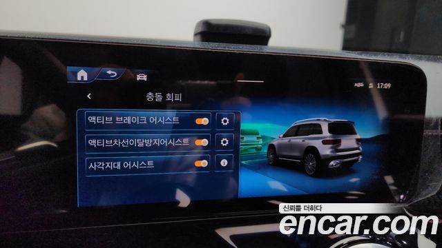 Mercedes-Benz GLB-Class 2025 — photo 17