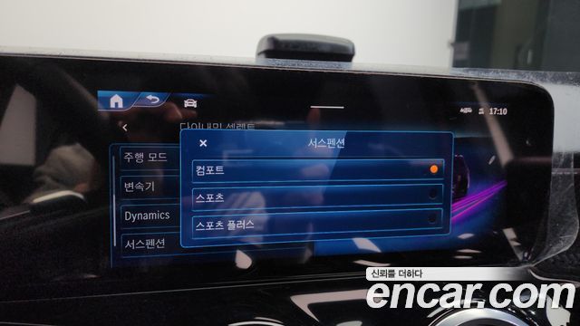 Mercedes-Benz GLB-Class 2025 — photo 18