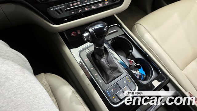 Kia Canival 2015 — photo 9