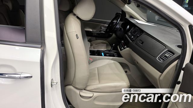 Kia Canival 2015 — photo 12
