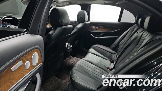 Mercedes-Benz E-Class 2019 — photo 12