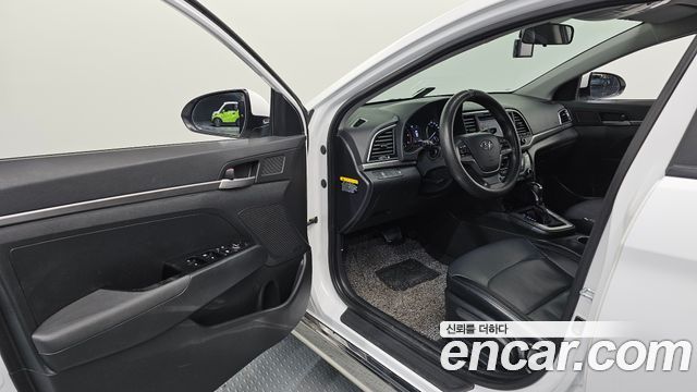 Hyundai AVANTE 2016 — photo 10