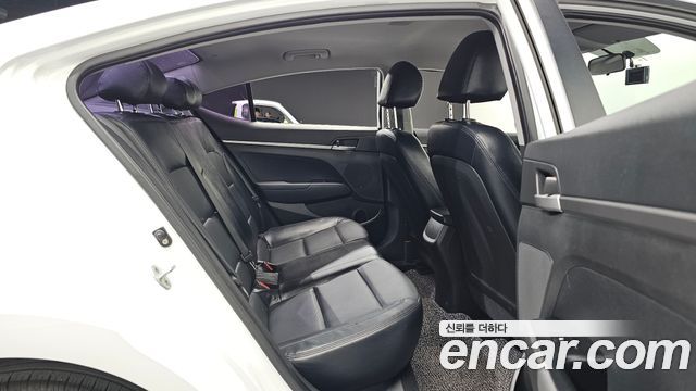 Hyundai AVANTE 2016 — photo 13