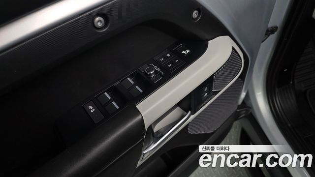 Land Rover Defender 2022 — photo 18