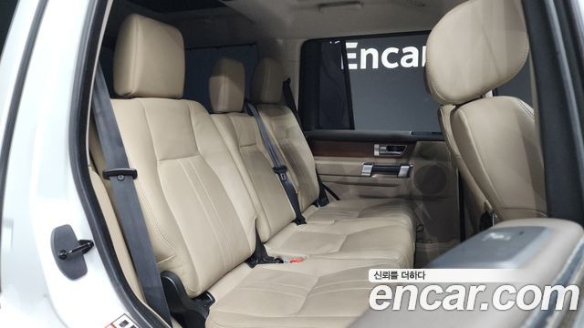 Land Rover Discovery 2016 — photo 12