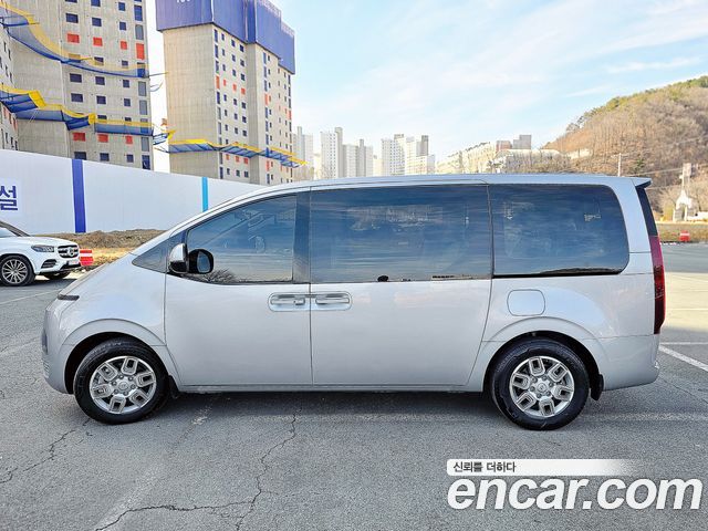Hyundai Staria 2023 — photo 3