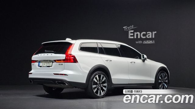 Volvo V60 2022 — photo 2