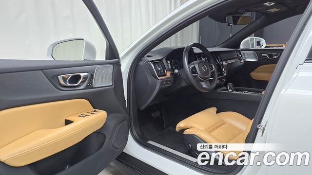 Volvo V60 2022 — photo 10